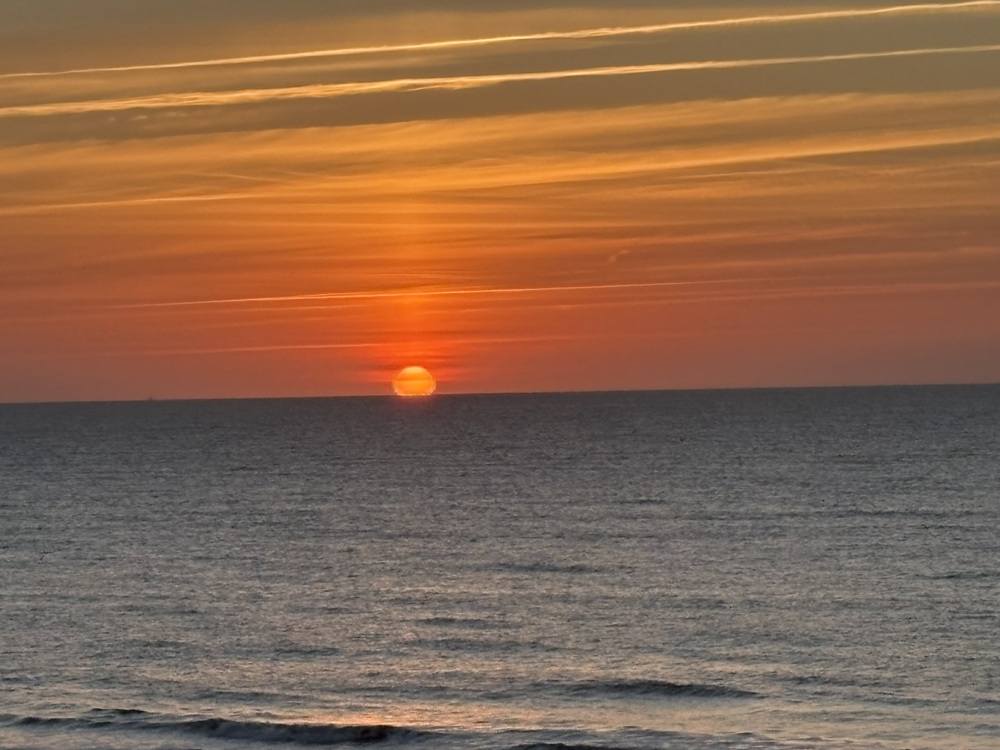 Craig Spiesman photo featuring a bright sunset above a wide ocean horizon